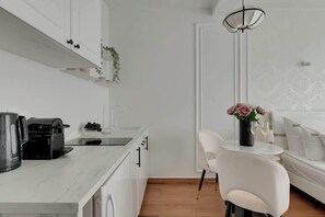 Wasserkocher mit Kaffee-/Teezubehör, Kühlschrank, Herdplatte