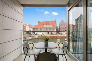 Outdoor dining - Waterlane E3A | Spa, Pool & Gym | River View (Gdańsk)
