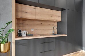 Wasserkocher mit Kaffee-/Teezubehör, Kühlschrank, Herdplatte