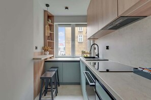 Wasserkocher mit Kaffee-/Teezubehör, Kühlschrank, Mikrowelle, Ofen