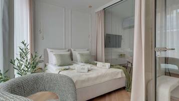 Een strijkplank/strijkijzer, reisbedje, wifi, beddengoed