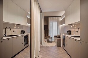 Wasserkocher mit Kaffee-/Teezubehör, Kühlschrank, Mikrowelle, Ofen