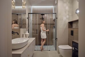 Dusche, Haartrockner, Handtücher, Shampoo