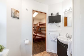 Bathroom - Rooftop Haven with Scenic Views in Halifax (Halifax)