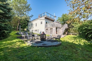 Outdoor dining - Rooftop Haven with Scenic Views in Halifax (Halifax)