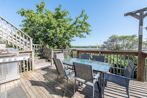 Outdoor dining - Rooftop Haven with Scenic Views in Halifax (Halifax)