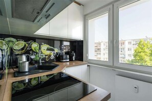 Wasserkocher mit Kaffee-/Teezubehör, Kühlschrank, Mikrowelle, Ofen
