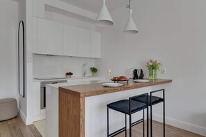 Wasserkocher mit Kaffee-/Teezubehör, Kühlschrank, Ofen, Herdplatte