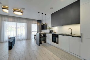 Wasserkocher mit Kaffee-/Teezubehör, Kühlschrank, Ofen, Herdplatte