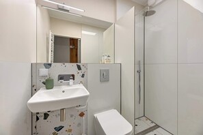 Dusche, Haartrockner, Handtücher, Shampoo