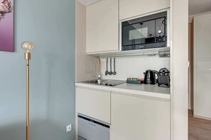 Wasserkocher mit Kaffee-/Teezubehör, Kühlschrank, Mikrowelle, Herdplatte