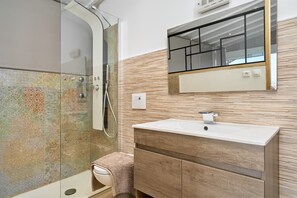 Shower, hair dryer, towels - Holiday Home 'Trino' with Sea Views, Wi-Fi and Air Conditioning (Almuñécar)