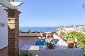 Outdoor dining - Holiday Home 'Trino' with Sea Views, Wi-Fi and Air Conditioning (Almuñécar)
