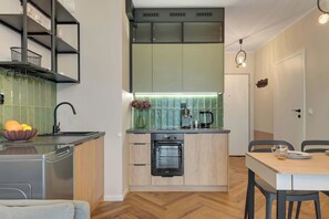 Wasserkocher mit Kaffee-/Teezubehör, Kühlschrank, Ofen, Herdplatte