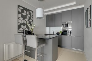 Wasserkocher mit Kaffee-/Teezubehör, Kühlschrank, Mikrowelle, Ofen