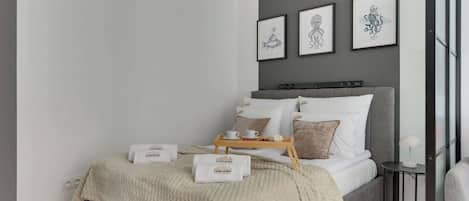 Tabla de planchar con plancha, cuna de viaje, wifi y ropa de cama