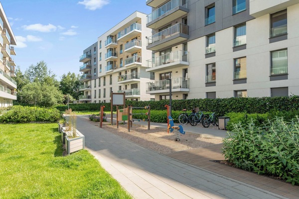 Apartament położony jest w spokojnej okolicy, blisko plaży i nadmorskich atrakcji. W pobliżu znajduje się trasa rowerowa, plac zabaw oraz plaża dla zwierząt.