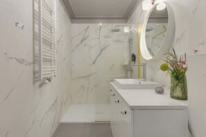 Dusche, Haartrockner, Handtücher, Shampoo