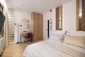 Schreibtisch, Bügeleisen/Bügelbrett, Reisekinderbett, WLAN