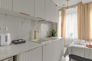Wasserkocher mit Kaffee-/Teezubehör, Kühlschrank, Mikrowelle, Ofen