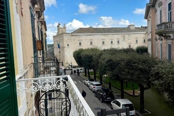 Junior driepersoonskamer, balkon, uitzicht op de stad | Terrein van de accommodatie