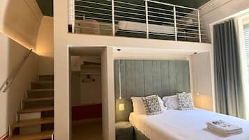 Habitación triple junior, balcón, vista a la ciudad | Escritorio y wifi gratis