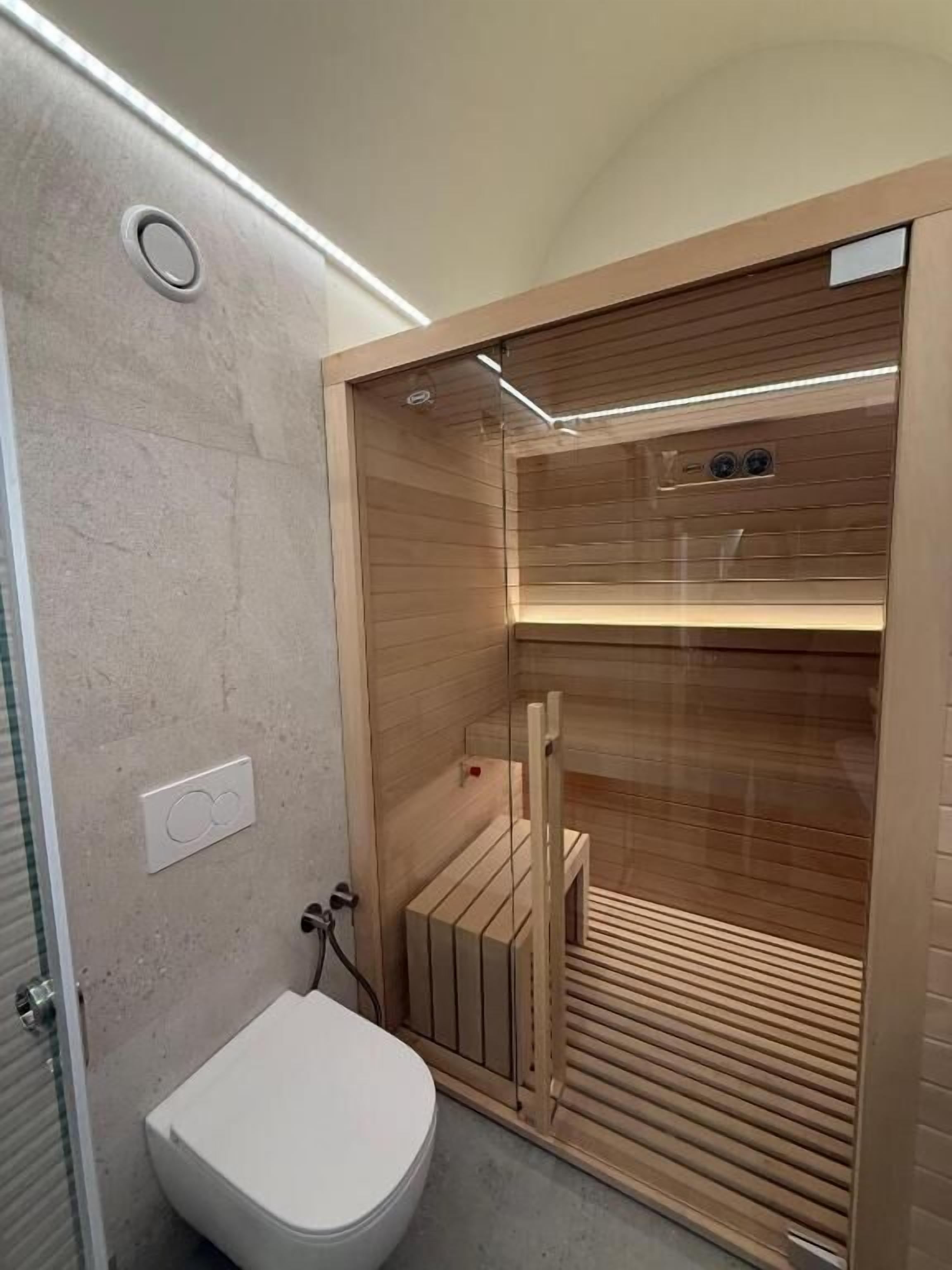 Habitación doble exclusiva, vista a la ciudad | Baño | Regadera, regadera tipo lluvia, secadora de cabello, toallas 