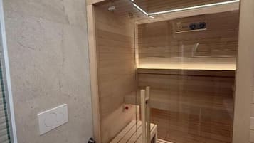 Habitación doble exclusiva, vista a la ciudad | Baño | Regadera, regadera tipo lluvia, secadora de cabello, toallas