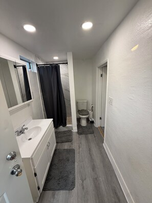 Hair dryer, towels, soap, shampoo - Precious 1-bedroom studio with AC in Alhambra (Alhambra)