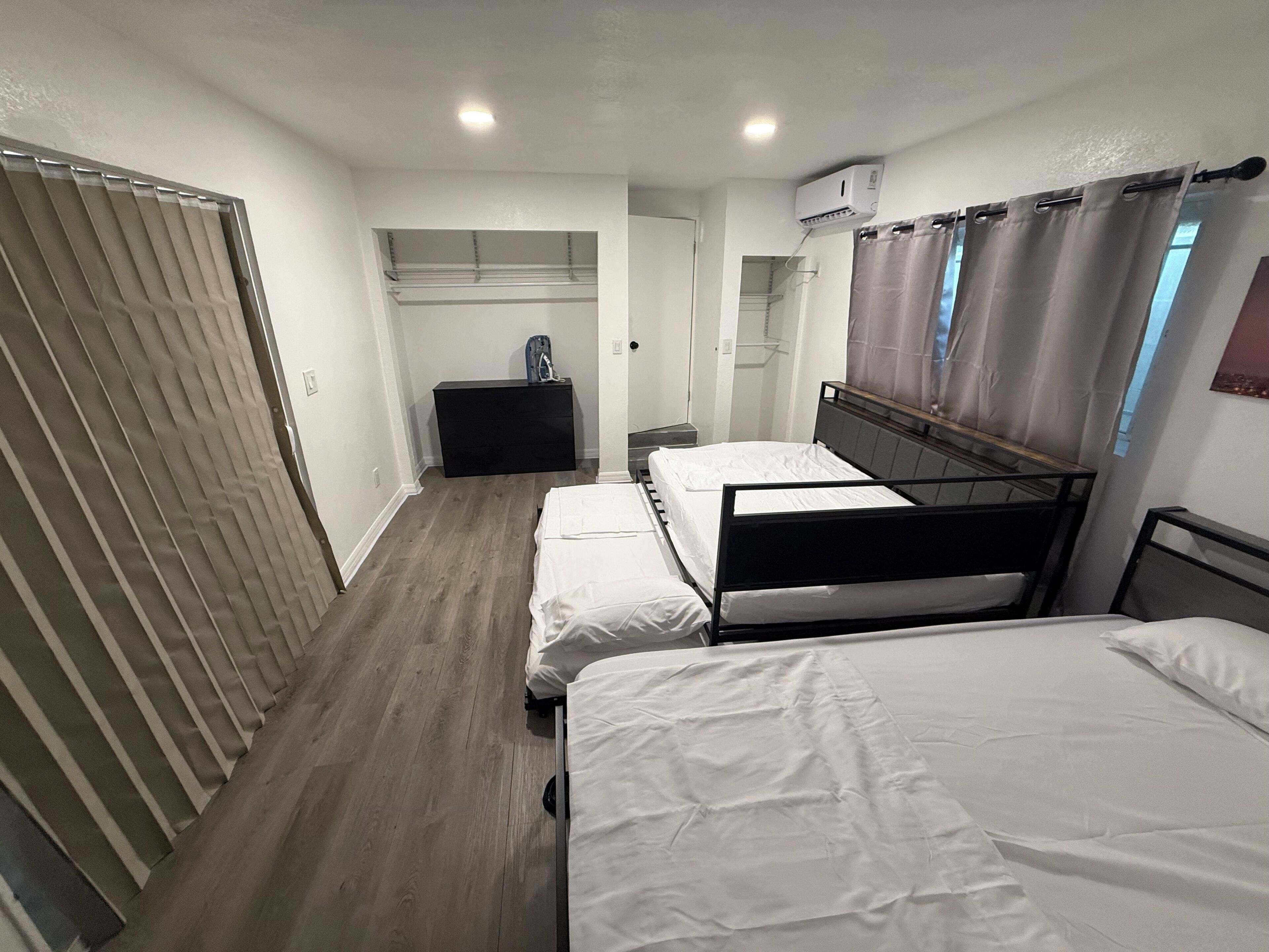 Iron/ironing board, free WiFi, bed sheets