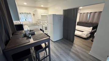 Tabla de planchar con plancha, wifi gratis y ropa de cama