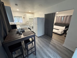 Iron/ironing board, free WiFi, bed sheets - Precious 1-bedroom studio with AC in Alhambra (Alhambra)