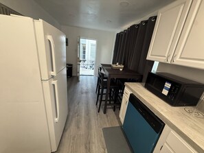 Fridge, microwave, oven, stovetop - Precious 1-bedroom studio with AC in Alhambra (Alhambra)