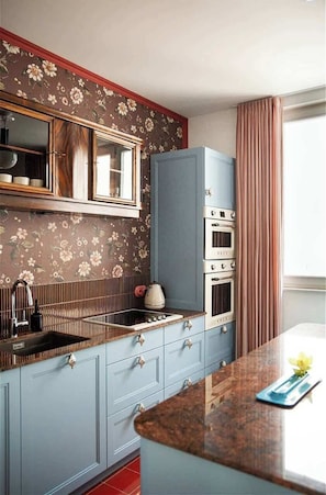 Wasserkocher mit Kaffee-/Teezubehör, Kühlschrank, Mikrowelle, Ofen
