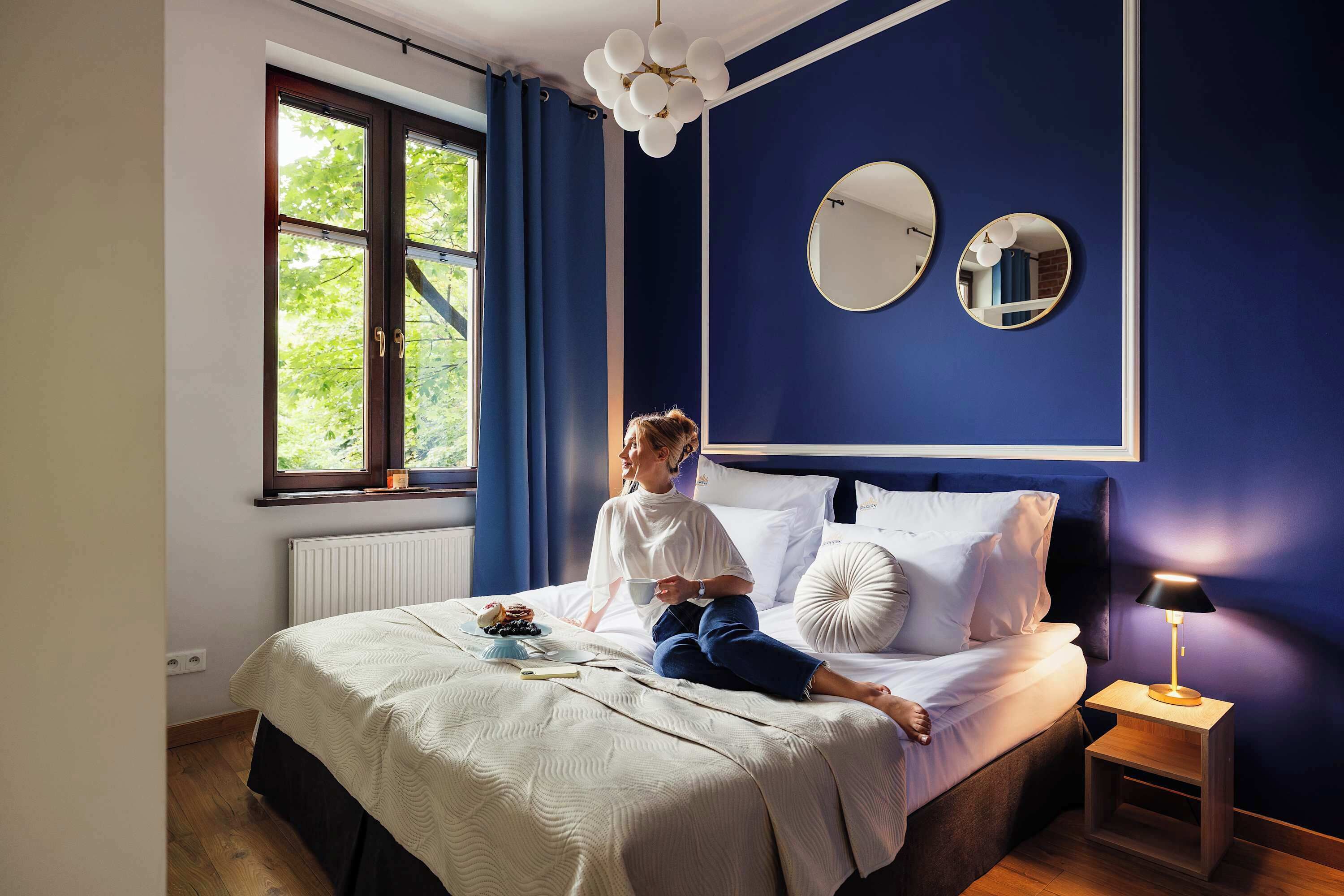 Iron/ironing board, travel crib, WiFi, bed sheets