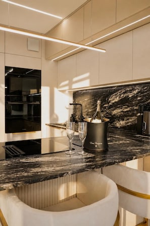 Wasserkocher mit Kaffee-/Teezubehör, Kühlschrank, Mikrowelle, Ofen