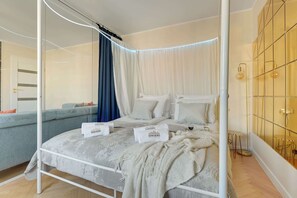 Schreibtisch, Bügeleisen/Bügelbrett, Reisekinderbett, WLAN