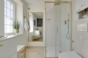 Dusche, Haartrockner, Handtücher, Shampoo