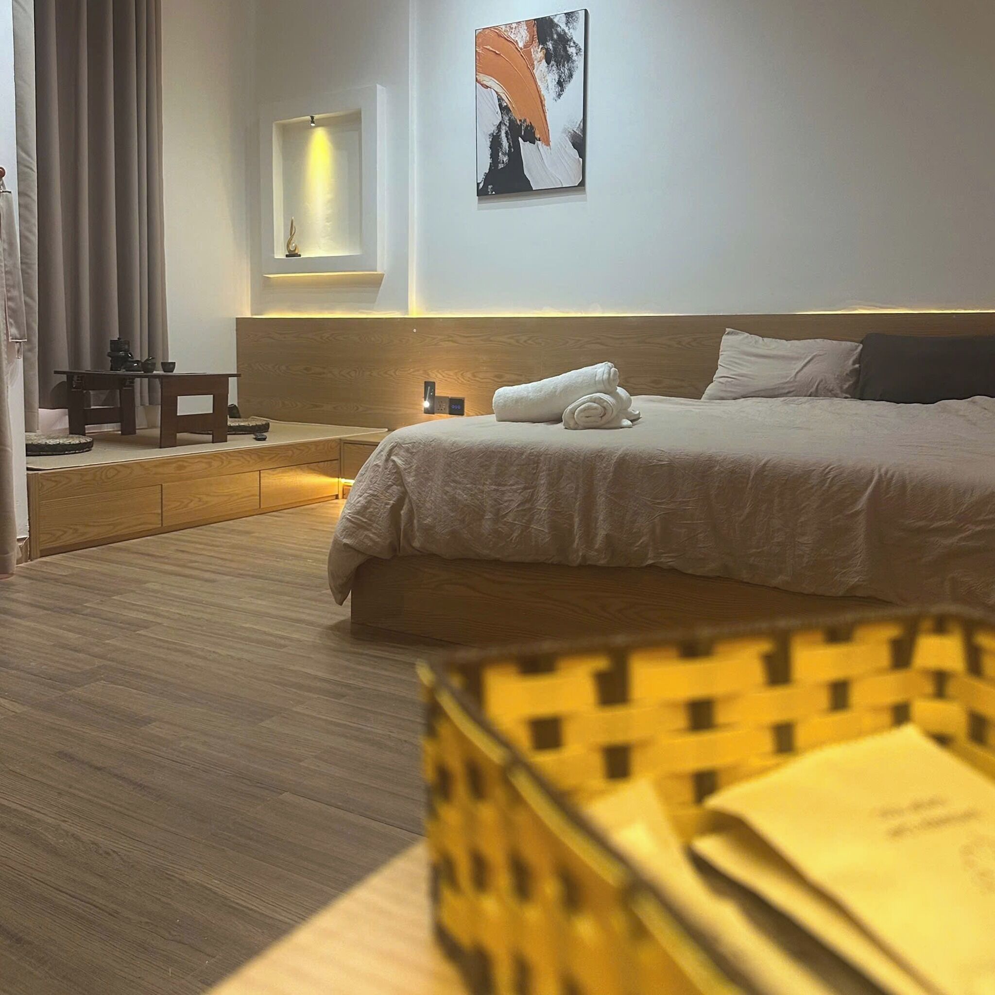 Minibar, bureau, rideaux occultants, fer et planche à repasser