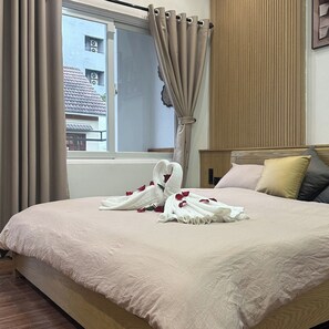 Family House, 4 Bedrooms, Balcony, City View | Minibar, desk, blackout drapes, iron/ironing board - Bliss Home (An Hai)