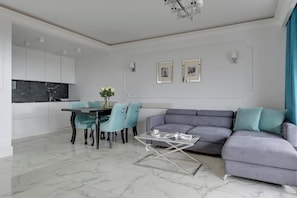 TV - Nº 82 with Balcony | Pool, SPA & Gym | River View (Gdańsk)