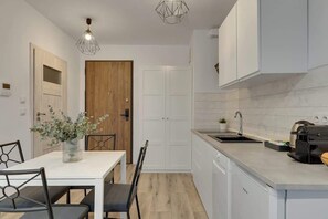 Coffee/tea maker, fridge, microwave, stovetop - Nadmotławie 81 | Riverside | Sauna & Gym (Gdańsk)