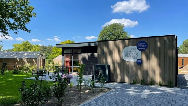 Un edificio moderno con un letrero que dice 'elk kind de kans om gewoon te sporten'.