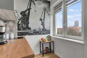 Wasserkocher mit Kaffee-/Teezubehör, Kühlschrank, Mikrowelle, Ofen