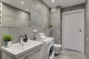 Douche, sèche-cheveux, shampoing