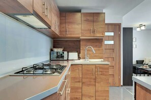 Wasserkocher mit Kaffee-/Teezubehör, Kühlschrank, Mikrowelle, Ofen