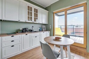 Coffee/tea maker, fridge, microwave, stovetop - Nadmotławie 118 | Riverside | Sauna & Gym (Gdańsk)