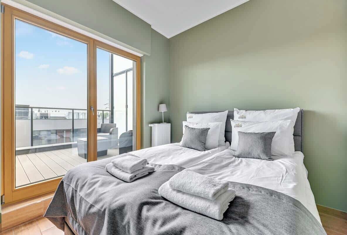 Iron/ironing board, travel cot, WiFi, bed sheets