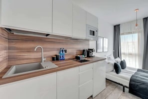 Wasserkocher mit Kaffee-/Teezubehör, Kühlschrank, Mikrowelle, Herdplatte