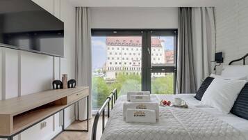 Iron/ironing board, WiFi, bed sheets